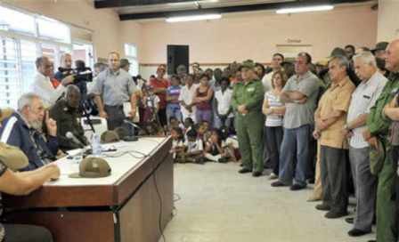 Fidel Castro reaparece en público para inaugurar una escuela en La Habana - ảnh 1