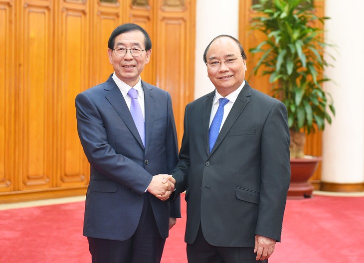 Líderes vietnamitas reciben al enviado del nuevo mandatario surcoreano - ảnh 2