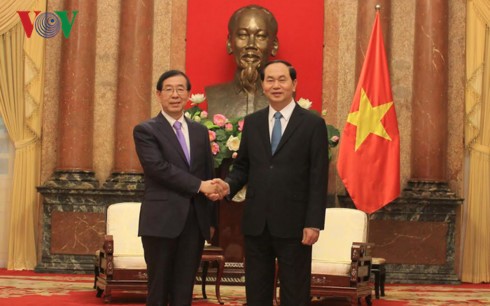 Líderes vietnamitas reciben al enviado del nuevo mandatario surcoreano - ảnh 1