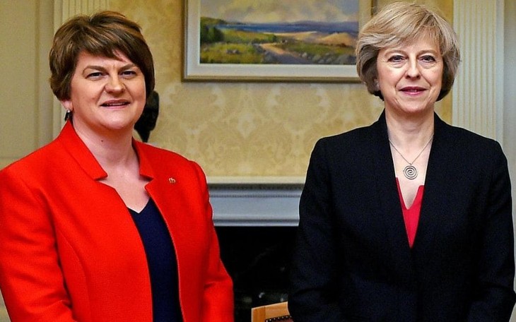 Theresa May busca alianza con el Partido Unionista Democrático - ảnh 1