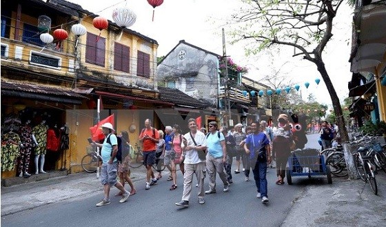 Vietnam espera recibir 13 millones de visitantes extranjeros en 2017 - ảnh 1