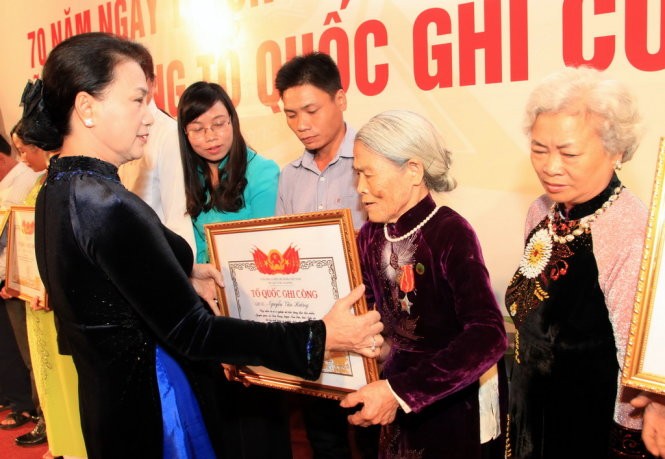 Entregan Títulos de Reconocimiento de Méritos a familias de unos 500 mártires vietnamitas  - ảnh 1