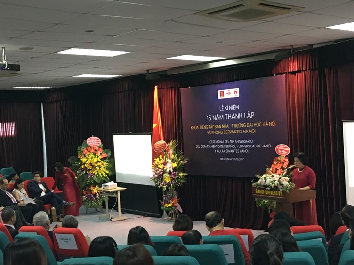 Conmemoran el 15 aniversario de la fundación del Departamento de Español de la Universidad de Hanói - ảnh 1