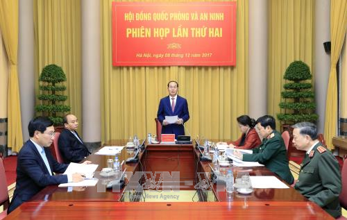 El presidente vietnamita orienta las nuevas metas de defensa y seguridad nacional para 2018 - ảnh 1