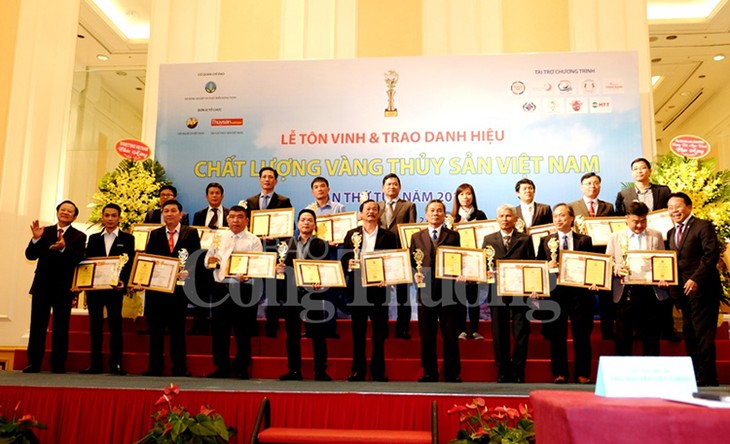 Conceden el título “Calidad de oro del sector acuífero de Vietnam 2017” a 81 colectivos e individuos - ảnh 1