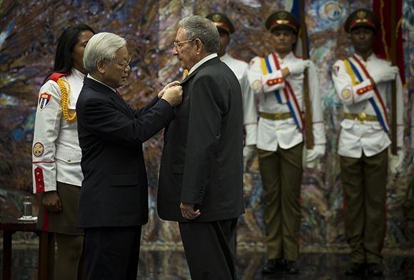 Líder partidista vietnamita condecora al presidente cubano con Orden de la Estrella Dorada - ảnh 1