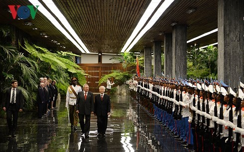 Recibe presidente cubano Raúl Castro al líder partidista de Vietnam - ảnh 1