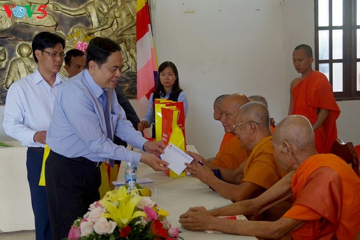 Jefe del Frente de la Patria de Vietnam felicita a comunidad jemer en ocasión de Chol Chnam Thmay - ảnh 1