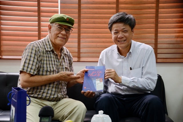 Periodista venezolano regala su libro a la Voz de Vietnam - ảnh 1