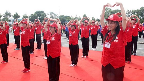 Honran a los jóvenes vietnamitas destacados en las actividades caritativas - ảnh 1