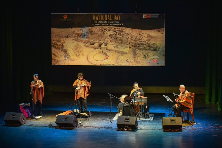 La música folclórica de Perú conquista al público de Hanói - ảnh 1
