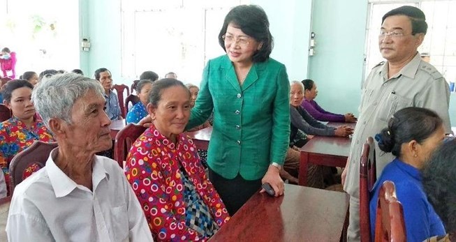 Vicepresidenta vietnamita visita provincia de Vinh Long - ảnh 1