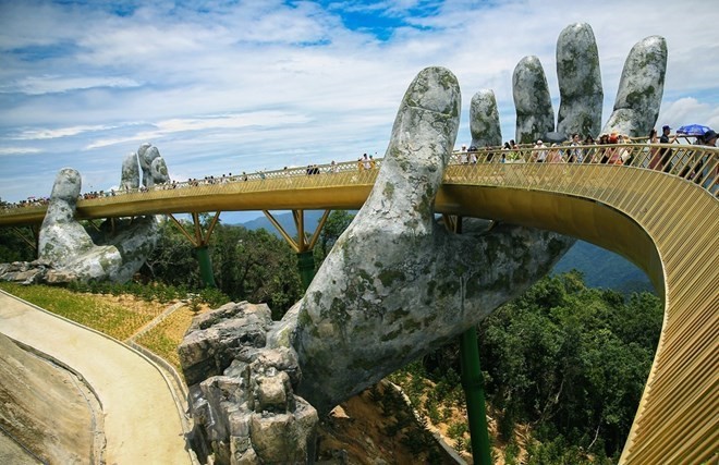 Prensa internacional elogia la belleza del Puente Dorado en Vietnam - ảnh 1