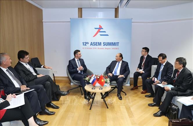 Premier vietnamita se reúne con dirigentes mundiales al margen de la ASEM 12 - ảnh 1