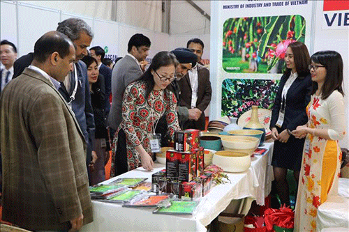 Presentan productos vietnamitas en exposición de promoción comercial Asean-India - ảnh 1