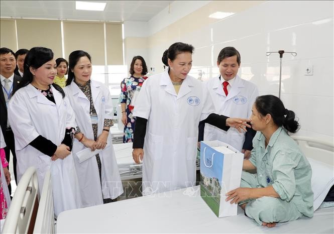 Presidenta parlamentaria vietnamita visita Hospital Nacional de Medicina Tradicional - ảnh 1