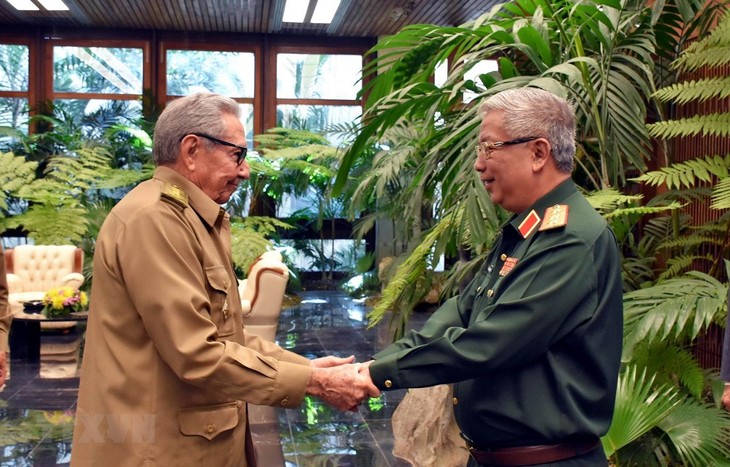 Líder partidista cubano recibe a militares vietnamitas - ảnh 1