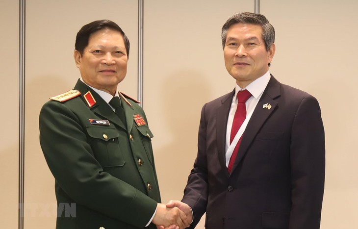 Ministro de Defensa de Vietnam se reúne con sus pares de Corea del Sur y Australia en Singapur - ảnh 1
