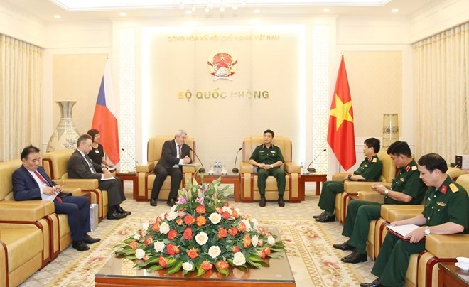 Jefe del Estado Mayor del Ejército de Vietnam recibe a vicepresidente de Cámara de Diputados checa - ảnh 1