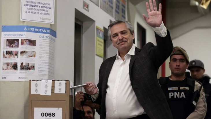 Líder opositor se impone al actual presidente en elecciones primarias de Argentina - ảnh 1