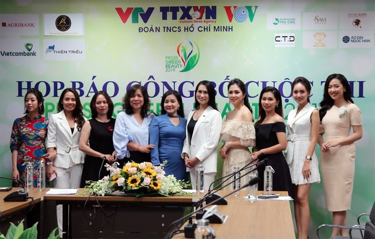 Celebran concurso de belleza para periodistas hanoyenses - ảnh 1