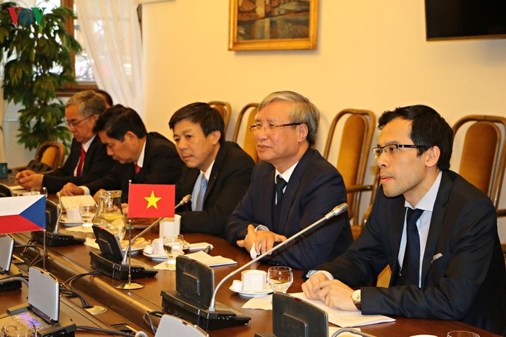Delegación partidista de Vietnam visita República Checa - ảnh 1