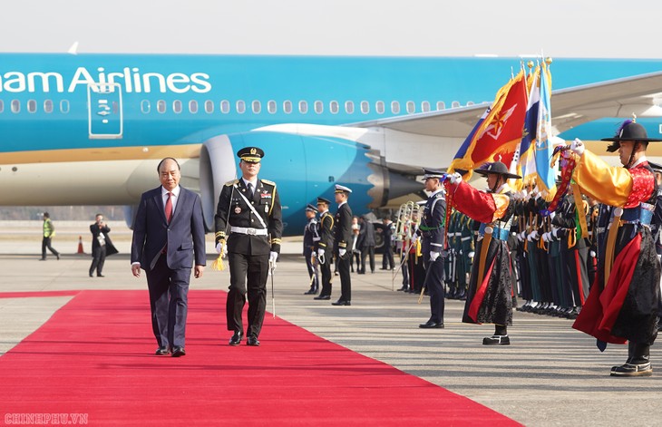 Primer ministro vietnamita comienza visita oficial a Corea del Sur - ảnh 1
