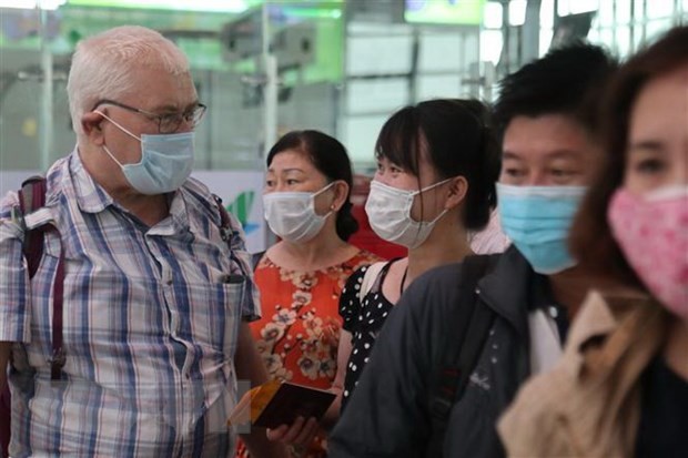 Obligan a ciudadanos vietnamitas y extranjeros a llevar puestos mascarillas en lugares públicos - ảnh 1