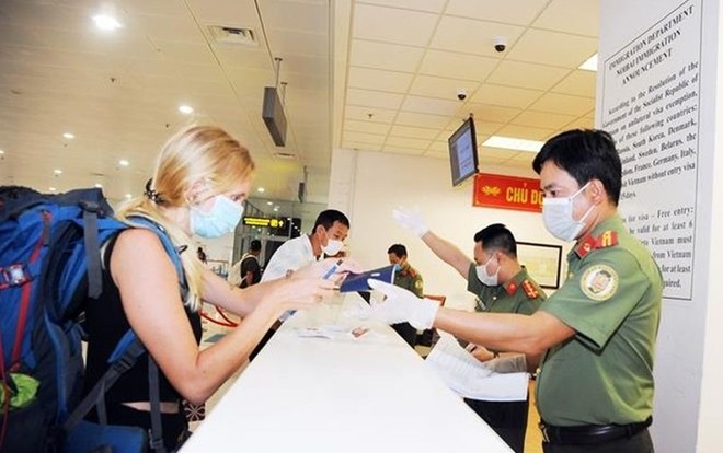 Vietnam hace pruebas del coronavirus a pasajeros de Europa y Estados Unidos - ảnh 1