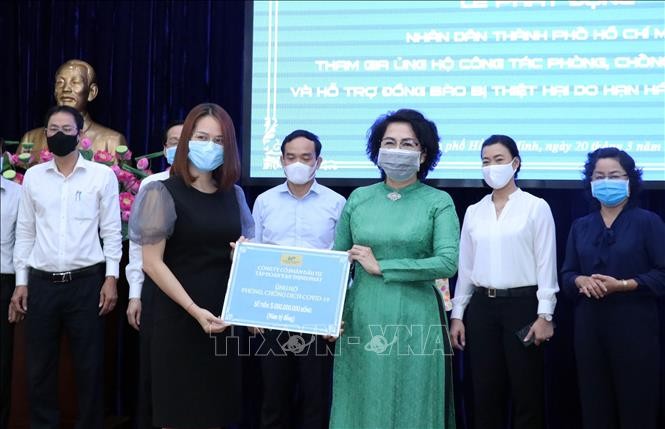 Empresas y ciudadanos vietnamitas hacen donaciones para enfrentar Covid-19 y desastres naturales - ảnh 1