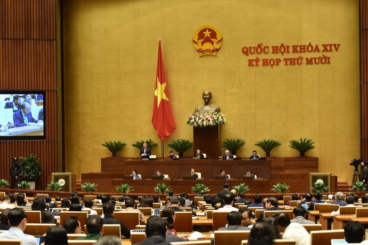Parlamento vietnamita continúa debates sobre el desarrollo socioeconómico - ảnh 1
