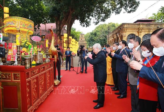 El máximo dirigente político de Vietnam rinde tributos en la Ciudadela Imperial de Thang Long - ảnh 1
