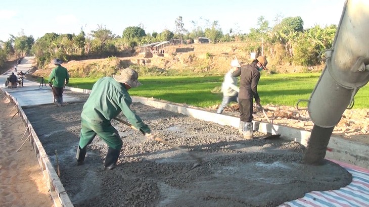 Compatriotas Bahnar en Kon Tum participan activamente en la construcción del nuevo campo - ảnh 1