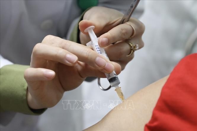 Completan las primeras inyecciones de la segunda fase de ensayos clínicos de la vacuna vietnamita Nano Covax - ảnh 1