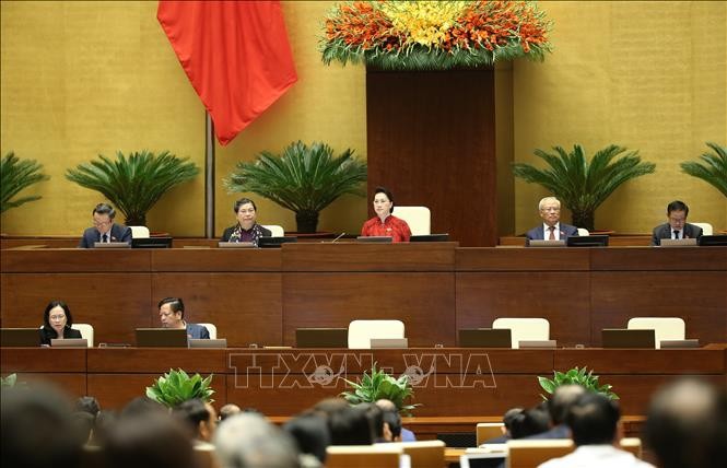 Parlamento de Vietnam debate borrador del informe sobre la XIV legislatura - ảnh 1