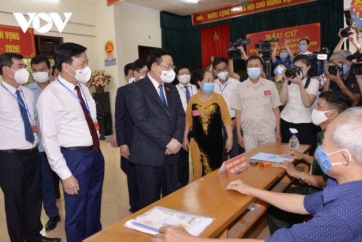 Presidente del Parlamento vietnamita supervisa el proceso electoral en diversas localidades - ảnh 1