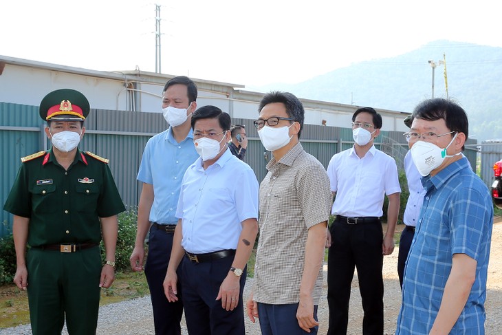 El viceprimer ministro vietnamita revisa la lucha contra el covid-19 en Bac Giang - ảnh 1