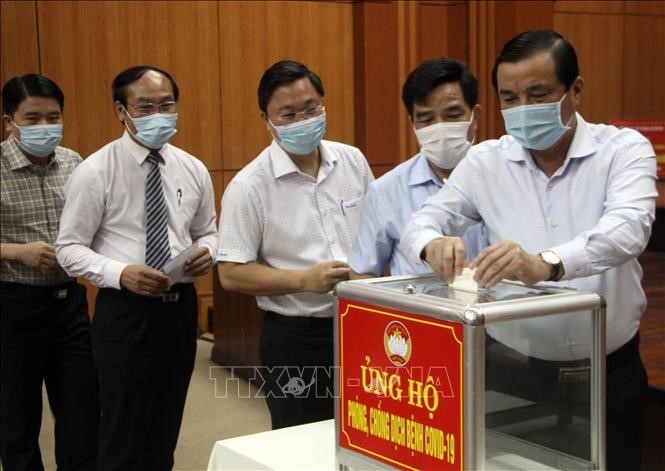 Individuos y colectivos vietnamitas apoyan activamente al Fondo contra el covid-19 - ảnh 1