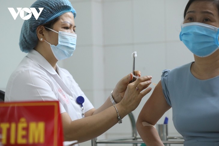 Finalizan la aplicación de mil dosis en última fase de ensayo de vacuna vietnamita contra el covid-19 - ảnh 1
