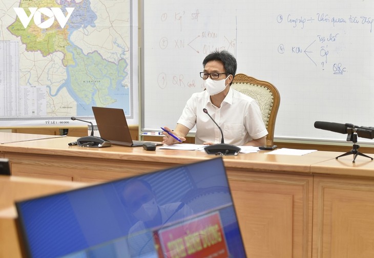Vicepremier pide mejor atención sanitaria para el pueblo de Binh Duong  - ảnh 1