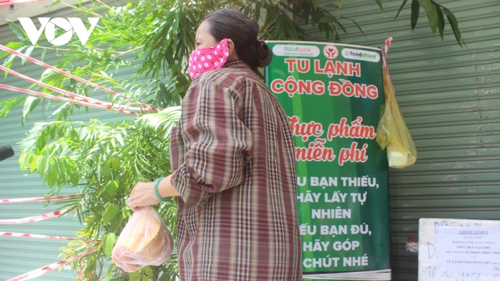 Los habitantes de Ciudad Ho Chi Minh unidos para vencer el covid-19 - ảnh 2