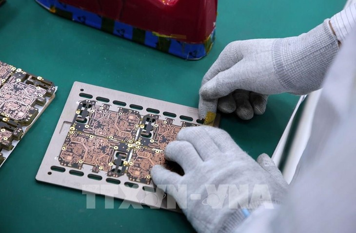 Industria electrónica de Vietnam atrae inversión foránea pese a la pandemia - ảnh 1