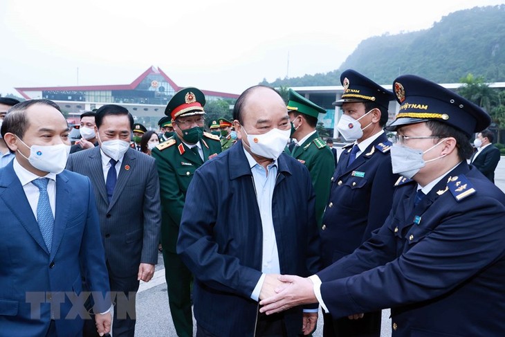 Presidente vietnamita revisa la seguridad en puerta fronteriza internacional  - ảnh 1