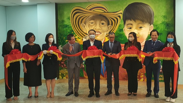 Inauguran el mural “Colombia y Vietnam: Creciendo juntos” en Hanói - ảnh 1