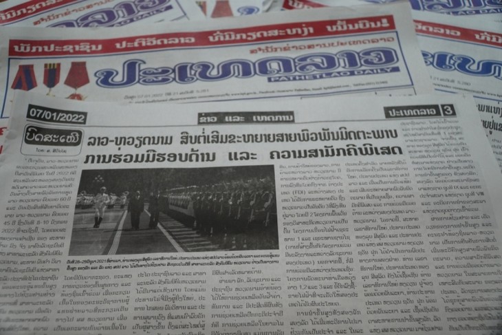Prensa laosiana destaca el significado de la visita a Vietnam de su primer ministro - ảnh 1