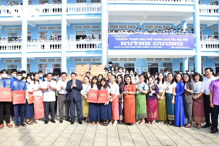 Primer ministro vietnamita visita el Internado de minorías étnicas en Soc Trang - ảnh 1