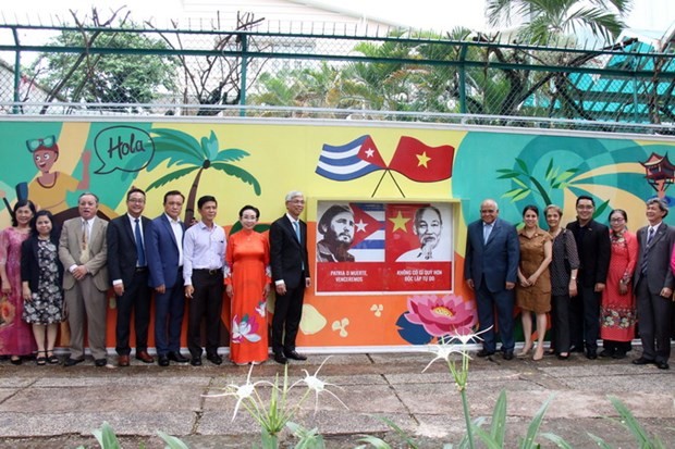 Inauguran la pintura mural sobre la amistad especial entre Vietnam y Cuba - ảnh 1