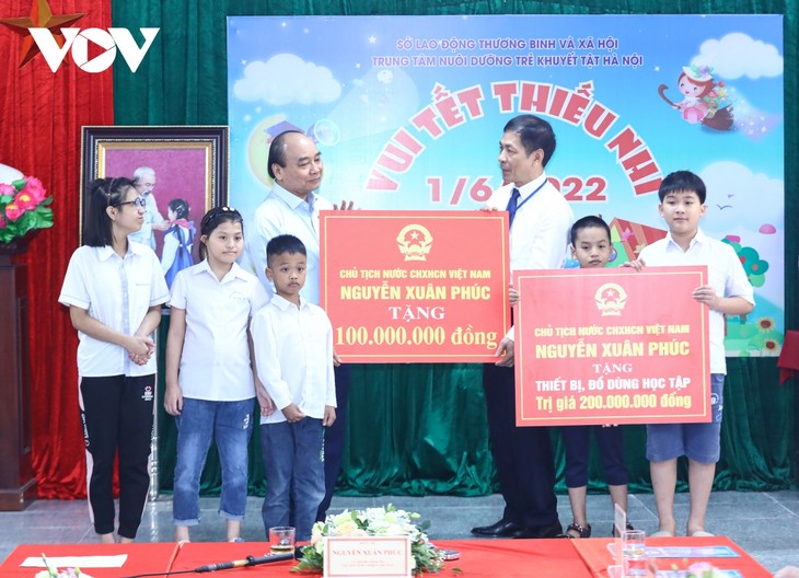 Presidente de Vietnam visita a niños con discapacidades en Chuong My - ảnh 1