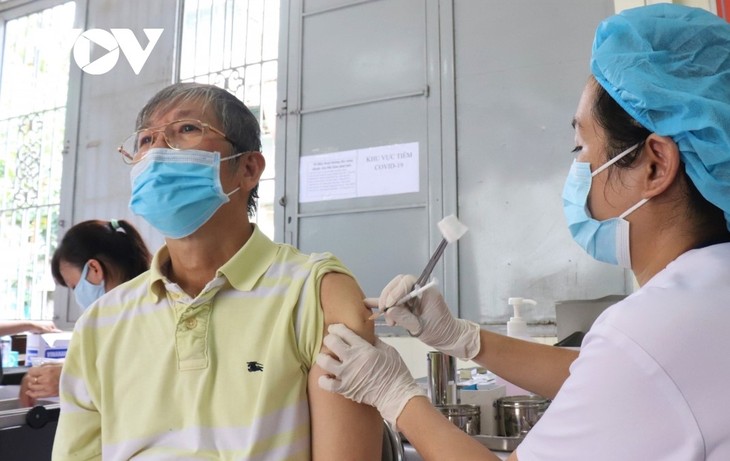 Ministerio de Salud de Vietnam pide acelerar la inyección de dosis de refuerzo contra el covid-19 - ảnh 1