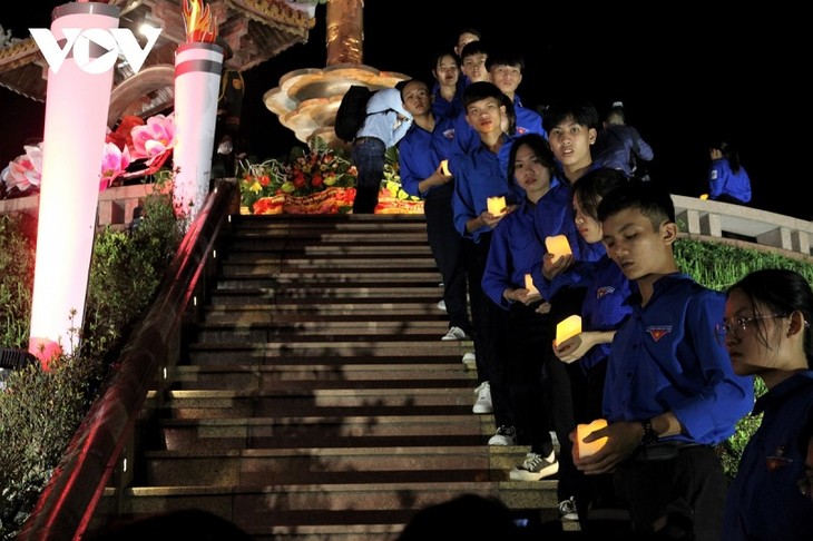 Jóvenes vietnamitas rinden homenaje a los héroes y mártires nacionales - ảnh 1